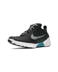 Chaussures de sport noires et blanches Nike