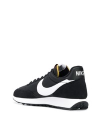 Chaussures de sport noires et blanches Nike