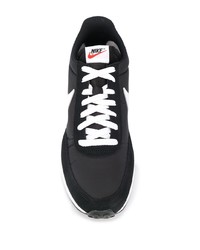 Chaussures de sport noires et blanches Nike