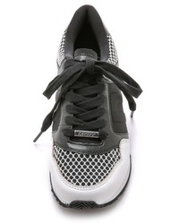 Chaussures de sport noires et blanches DKNY