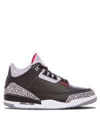 Chaussures de sport noires et blanches Jordan