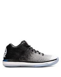 Chaussures de sport noires et blanches Jordan