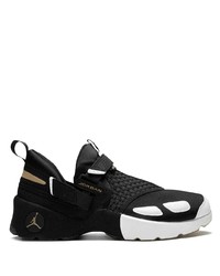 Chaussures de sport noires et blanches Jordan