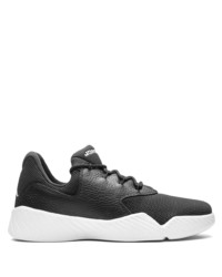 Chaussures de sport noires et blanches Jordan