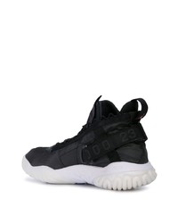 Chaussures de sport noires et blanches Nike