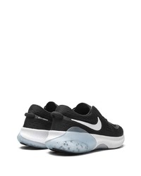 Chaussures de sport noires et blanches Nike