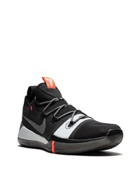 Chaussures de sport noires et blanches Nike