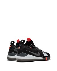 Chaussures de sport noires et blanches Nike