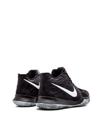 Chaussures de sport noires et blanches Nike