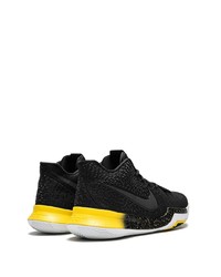 Chaussures de sport noires et blanches Nike