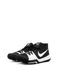 Chaussures de sport noires et blanches Nike