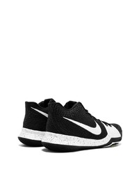 Chaussures de sport noires et blanches Nike