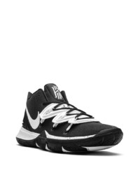 Chaussures de sport noires et blanches Nike