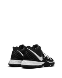 Chaussures de sport noires et blanches Nike