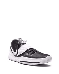 Chaussures de sport noires et blanches Nike