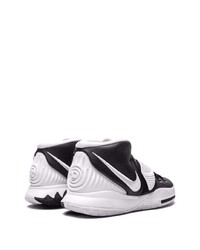 Chaussures de sport noires et blanches Nike