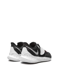 Chaussures de sport noires et blanches Nike