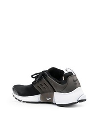 Chaussures de sport noires et blanches Nike