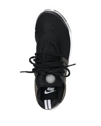 Chaussures de sport noires et blanches Nike