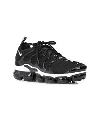 Chaussures de sport noires et blanches Nike