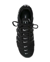 Chaussures de sport noires et blanches Nike