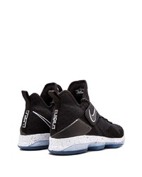 Chaussures de sport noires et blanches Nike