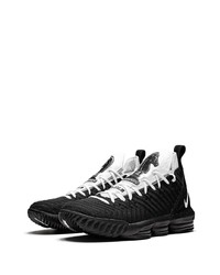 Chaussures de sport noires et blanches Nike