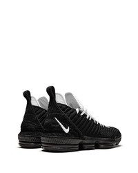 Chaussures de sport noires et blanches Nike