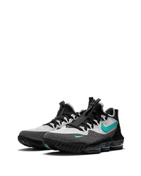 Chaussures de sport noires et blanches Nike