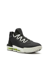 Chaussures de sport noires et blanches Nike