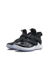 Chaussures de sport noires et blanches Nike