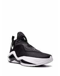 Chaussures de sport noires et blanches Nike