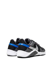 Chaussures de sport noires et blanches Nike