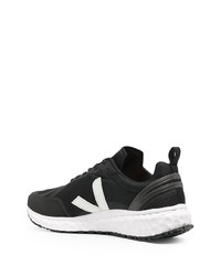 Chaussures de sport noires et blanches Veja