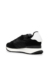 Chaussures de sport noires et blanches Courrèges