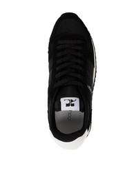 Chaussures de sport noires et blanches Courrèges