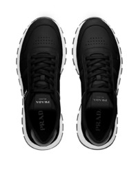 Chaussures de sport noires et blanches Prada