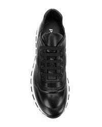 Chaussures de sport noires et blanches Prada