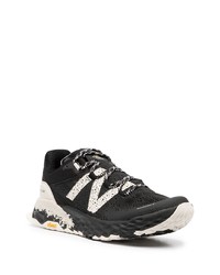 Chaussures de sport noires et blanches New Balance