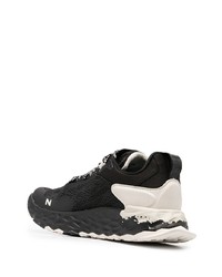 Chaussures de sport noires et blanches New Balance