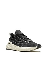 Chaussures de sport noires et blanches adidas