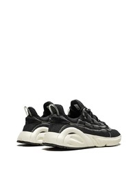 Chaussures de sport noires et blanches adidas