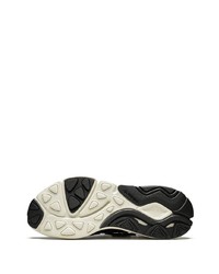 Chaussures de sport noires et blanches adidas