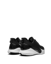 Chaussures de sport noires et blanches Nike