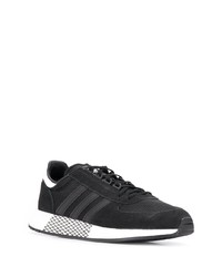 Chaussures de sport noires et blanches adidas