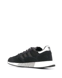 Chaussures de sport noires et blanches adidas