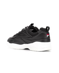 Chaussures de sport noires et blanches Fila