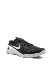 Chaussures de sport noires et blanches Nike