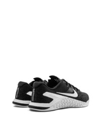 Chaussures de sport noires et blanches Nike