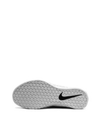 Chaussures de sport noires et blanches Nike